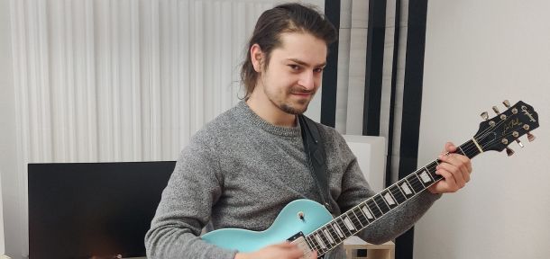 Marc Tietz mit Gitarre in einem Tonstudio